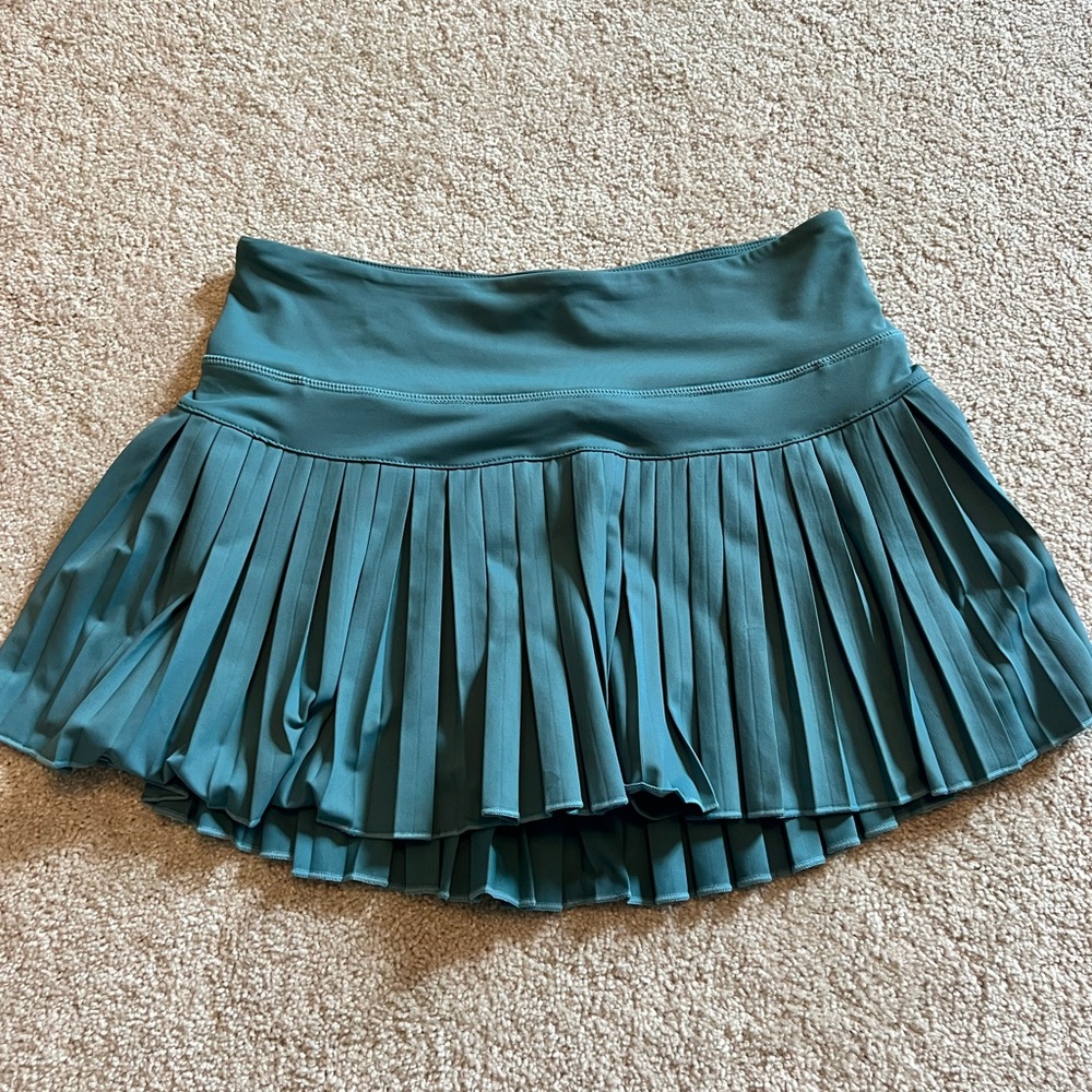 gold hinge (tik tok viral) tennis skirt!! literally so cute and barely worn.